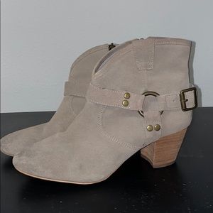 Super cute tan Hinge booties, size 6